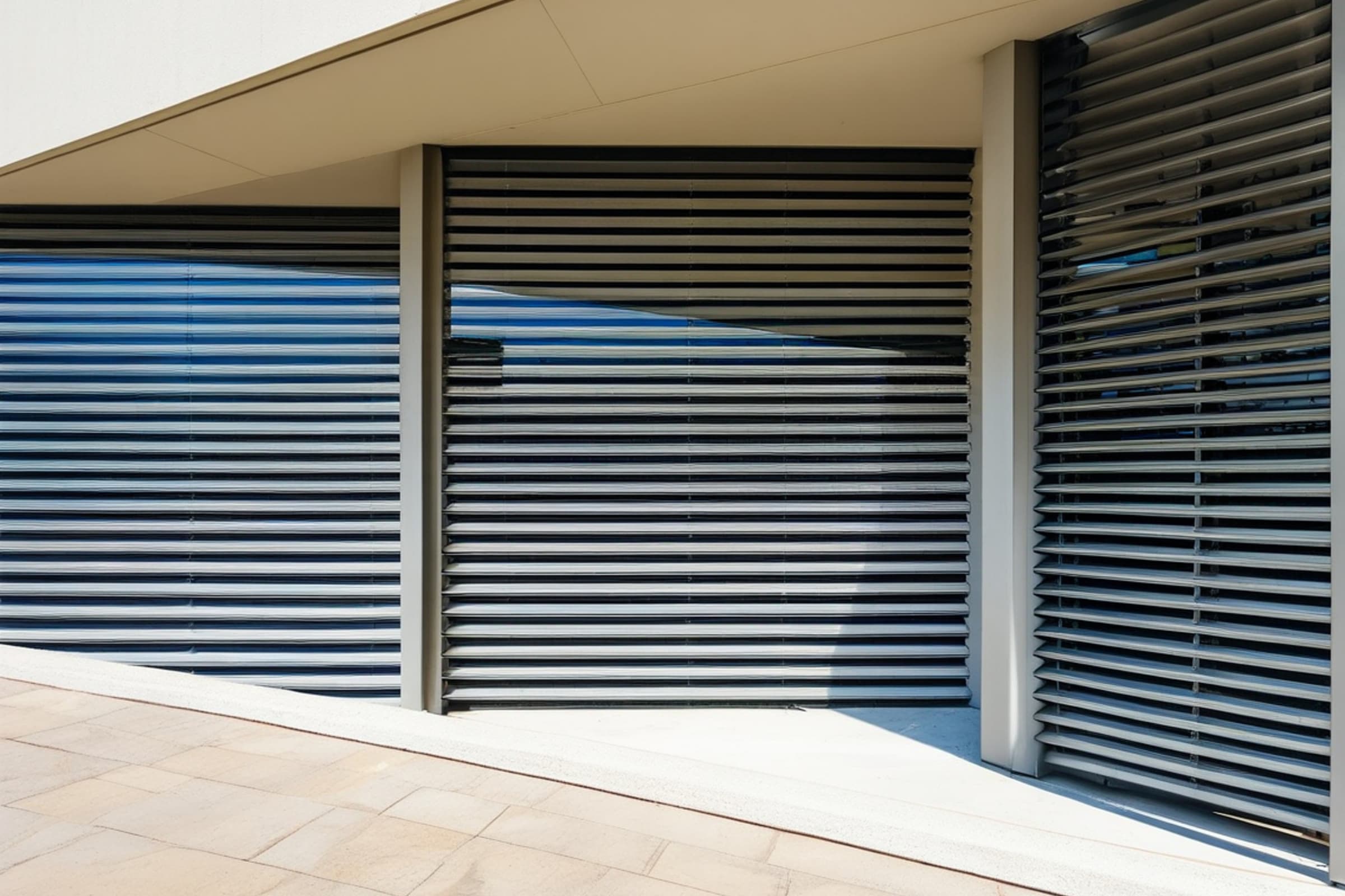 Ефективна фасада: Топ акустика и климат с външни ламелни щори